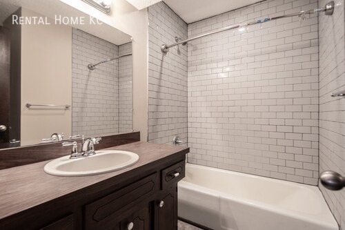 Building Photo - Roomy duplex w/ Finished Lower Level + Fen...