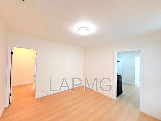 Building Photo - 6130 Whitsett Ave