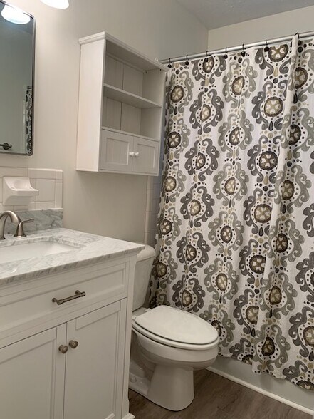 Bathroom - 1507 Traylor Ln