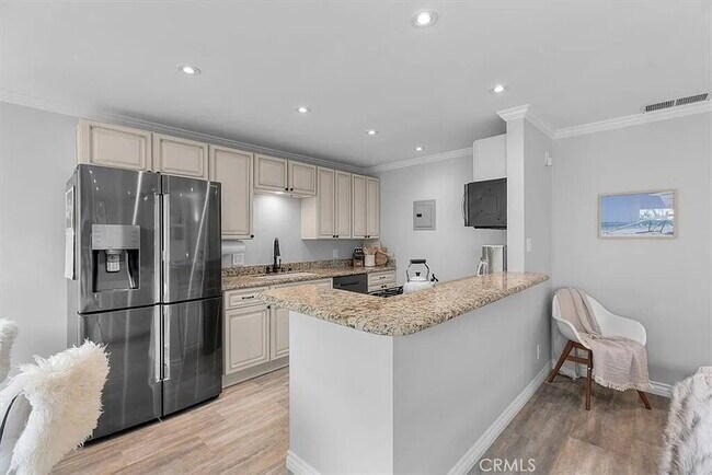 Building Photo - "Chic Hermosa Beach 1BR Apartment: 810 Sq ...