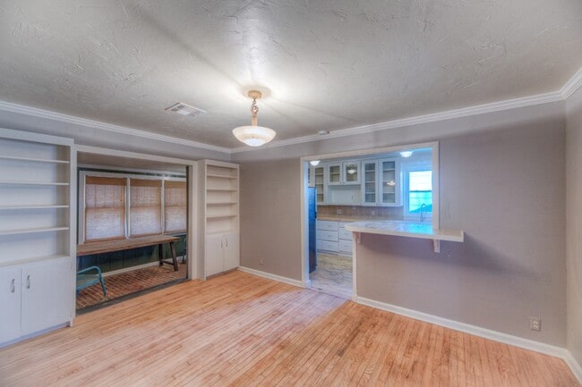 Building Photo - 544 S Oswego Ave