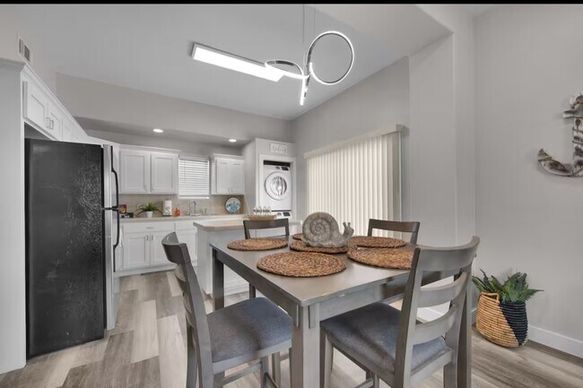 Building Photo - 102 W Corral St