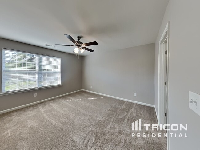Building Photo - 216 Whispering Oak Ln