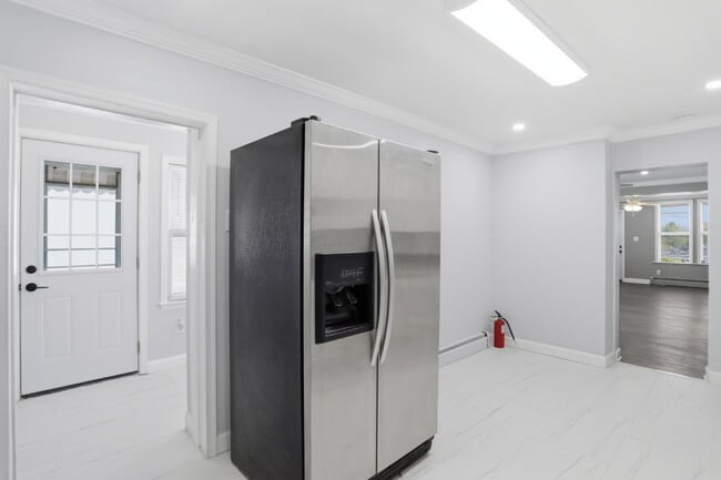 Building Photo - Beautiful Duplex with Charm