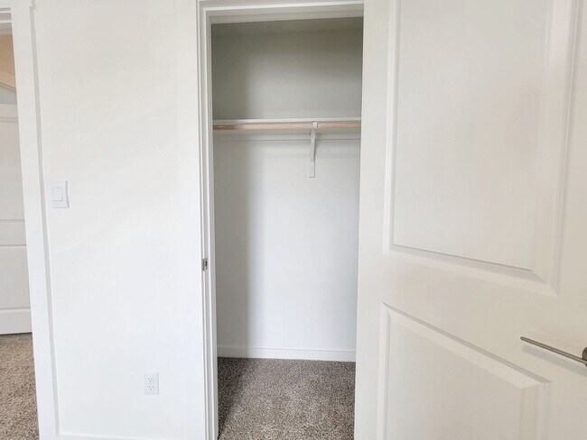 Building Photo - Spacious 4/BR 2.5/BA Retreat with Fenced Yard and Smart Features