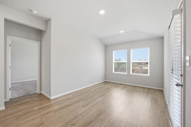 Building Photo - 809 Russet Rock Dr