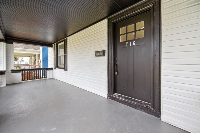 Building Photo - 716 15th Ave