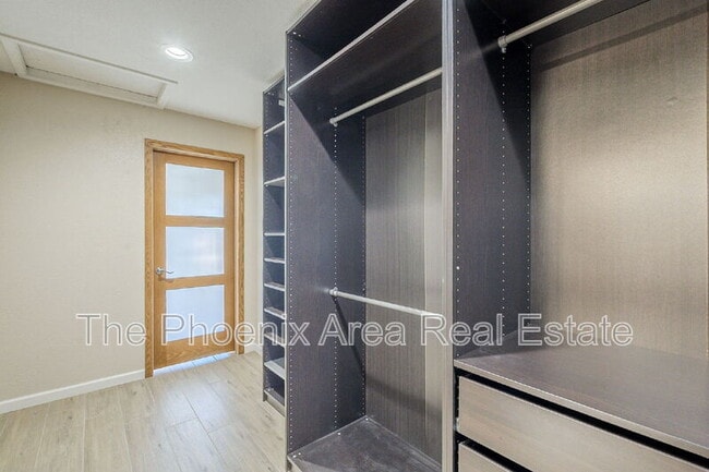 Building Photo - 3761 S Hawthorn Dr