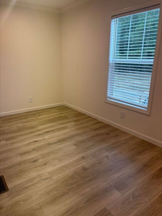 Building Photo - 205 Plum Dr