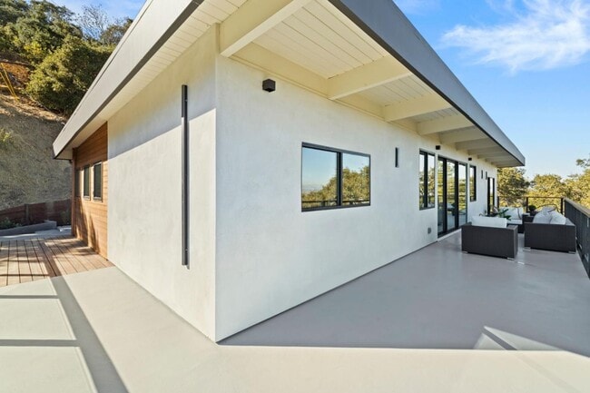 Building Photo - 760 Loma Ct