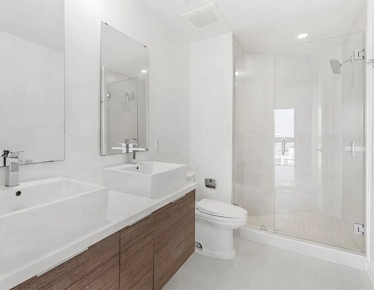 Building Photo - 1010 SW 2nd Ave