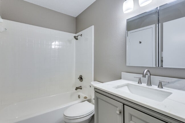 Building Photo - Updated & Conveniently Located 2 Bedroom Apartment in South Fort Worth