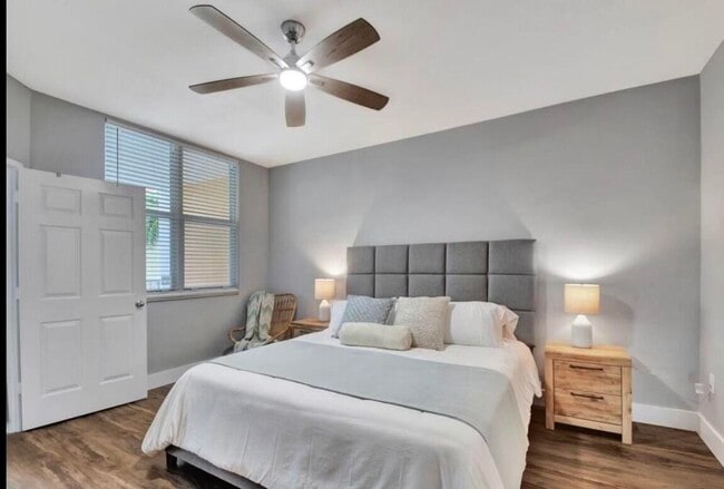 Building Photo - 804 E Windward Way