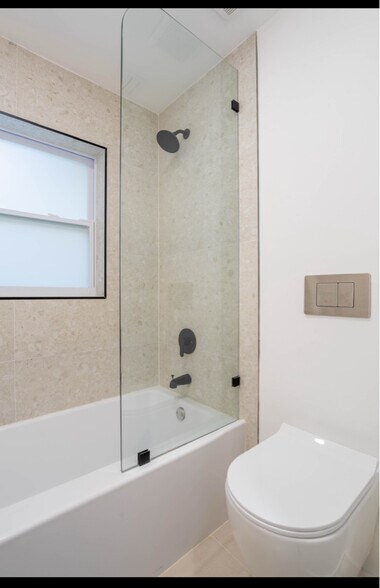 Building Photo - 770 NE 34th Ct