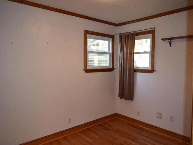 Building Photo - 241 Sunset Dr