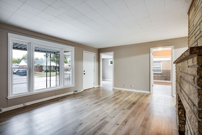 Building Photo - Updated Four Bed, 1 Bath!