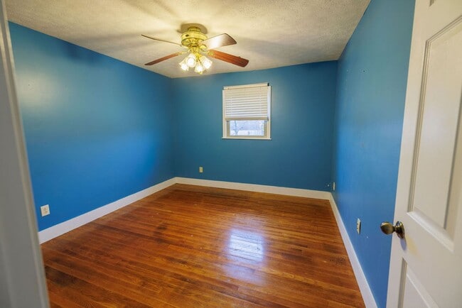 Building Photo - Quiet 3 Bedroom Home with Detached Garage