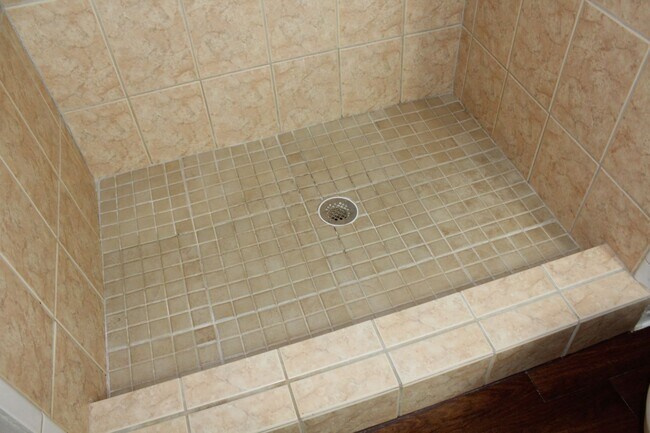 Building Photo - 3 bed 2 bath