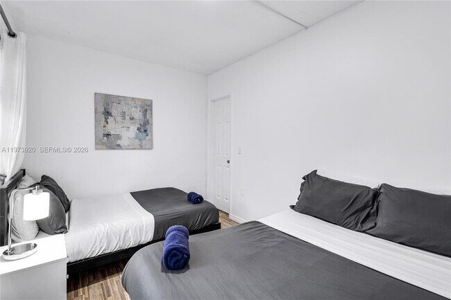 Building Photo - 977 SW 10th St