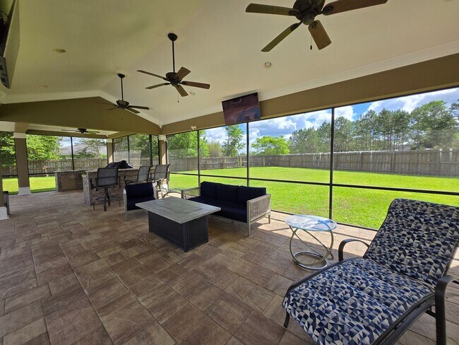 Building Photo - Gorgeous 4-Bedroom Home with Office, Pool,...