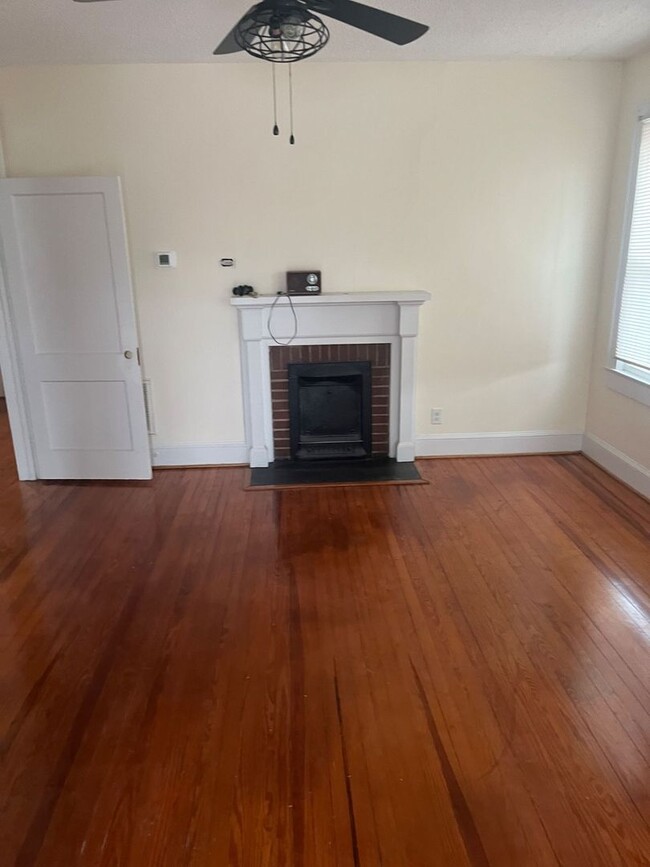 Building Photo - Charming Newly Renovated Duplex in Belmont...