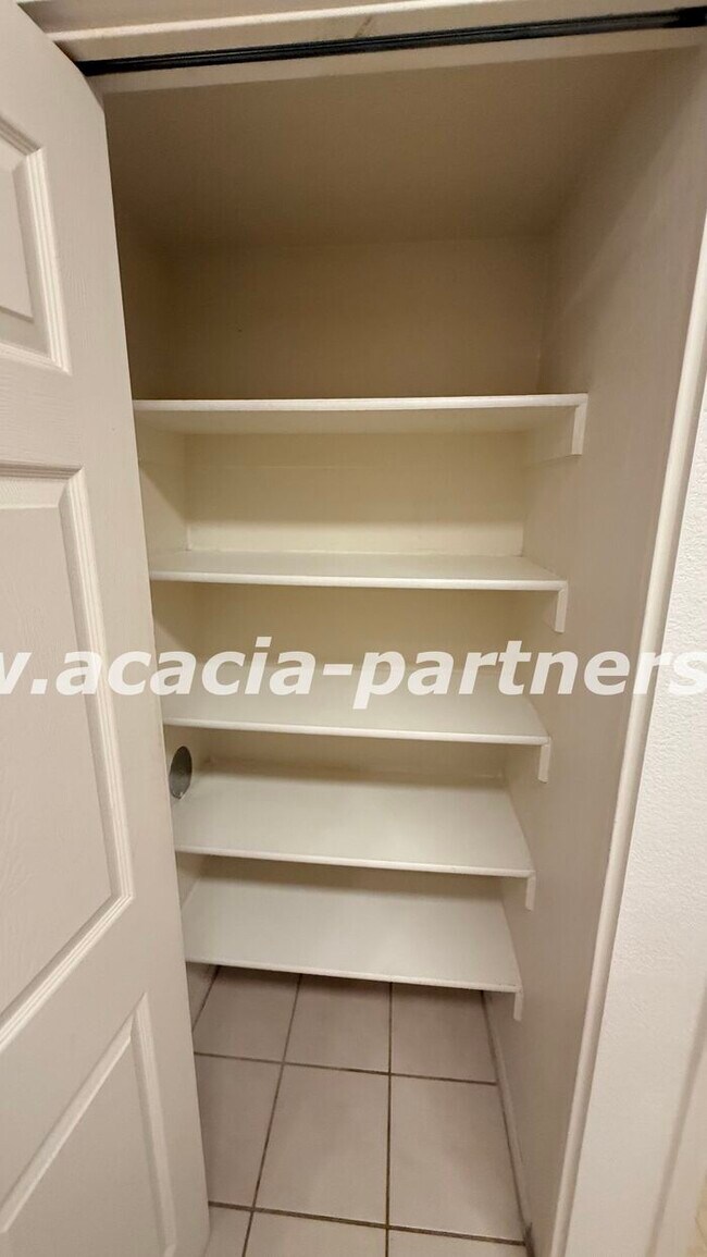 Building Photo - Gated 2 bed 2.5 bath