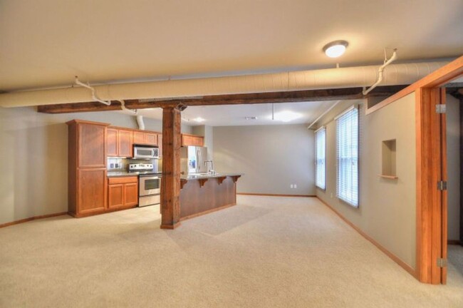 Building Photo - Beautiful Condo in the Heart of Downtown S...