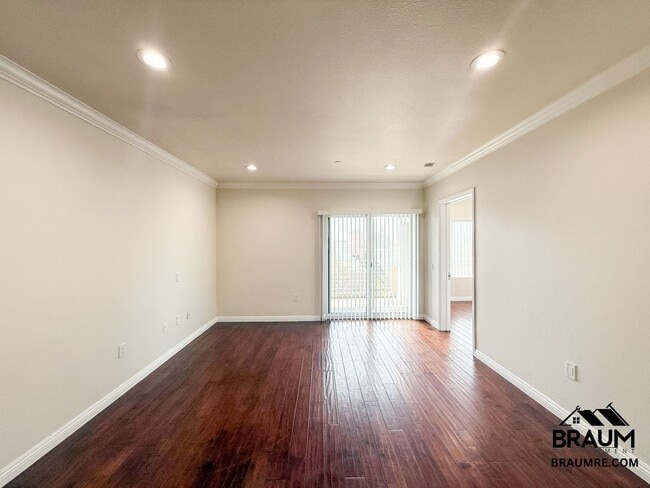 Building Photo - 332 S Virgil Ave