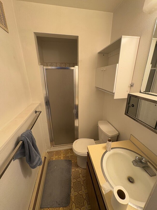 Building Photo - 2 Bed 2 bath off Durston Rd