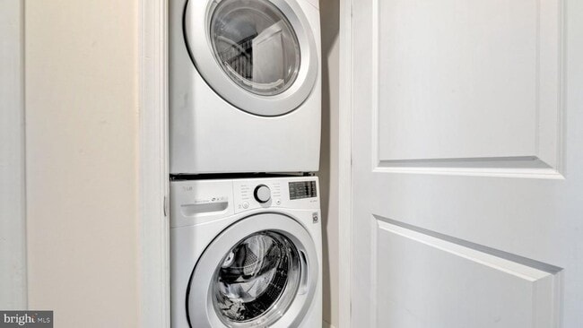 Building Photo - 513 Riversail Ln