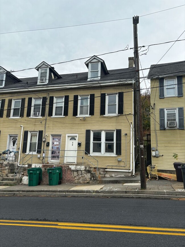 Primary Photo - 3 bedroom 1 bathroom house! - Schedule you...