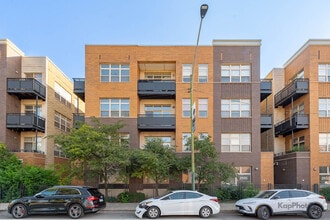 Building Photo - 2935 N Clybourn Ave