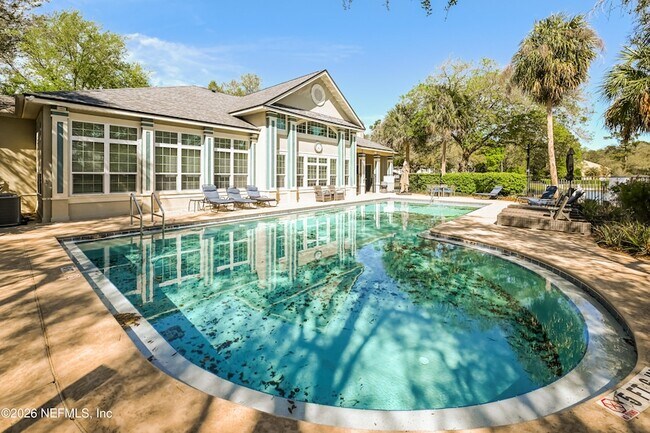 Building Photo - 13700 Richmond Park Dr N