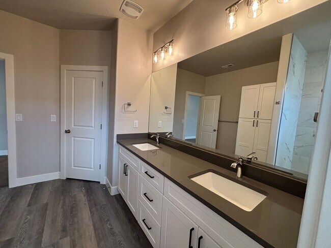 Building Photo - MOVE IN SPECIAL - DECEMBER RENT FREE!