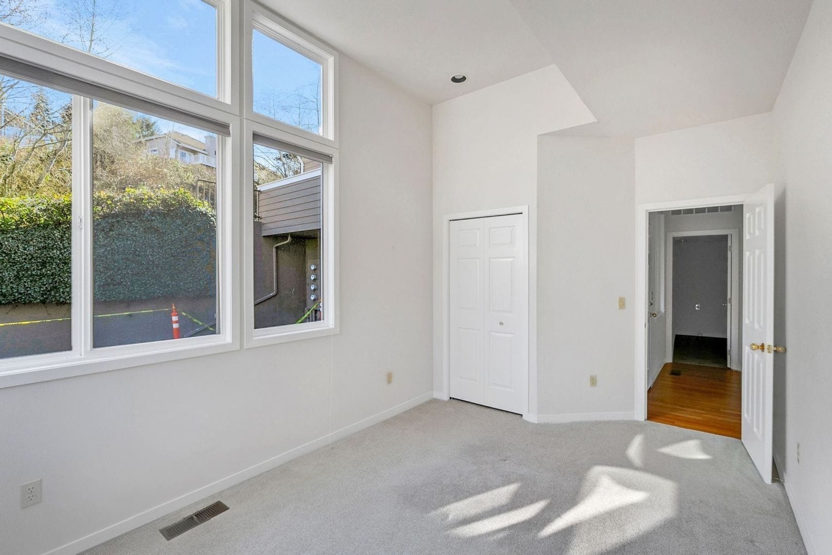 Building Photo - 60 Fairway Ln