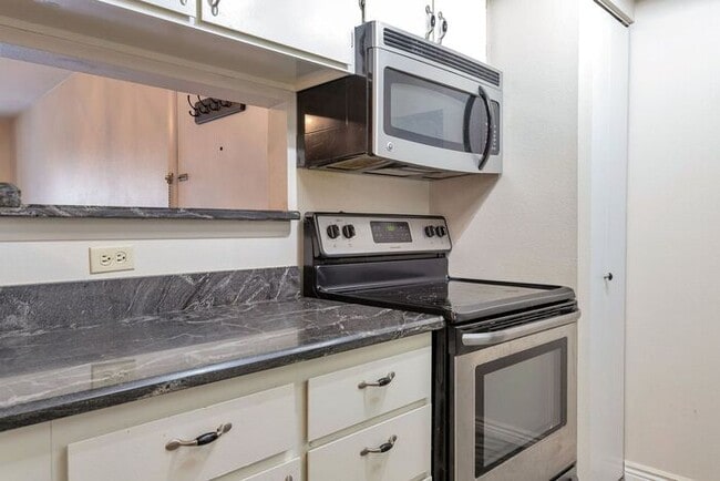 Building Photo - 1BR Condo • Fireplace • Balcony in Aurora