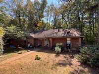 Building Photo - West Paces