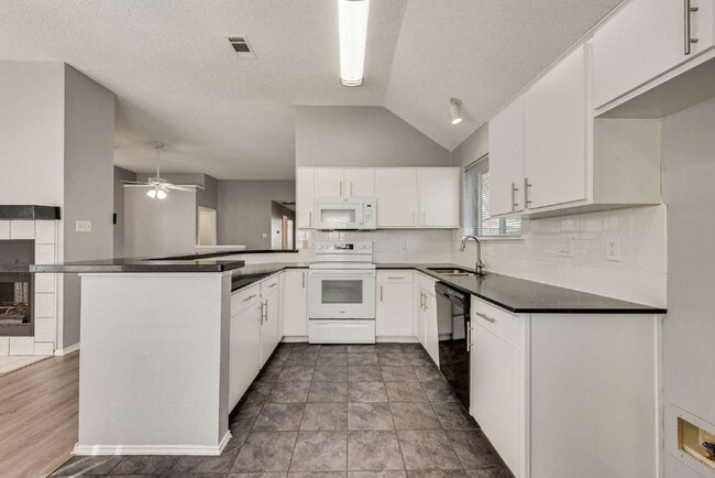 Building Photo - Garden haven 3 bed 2 bath home in H-E-B school district