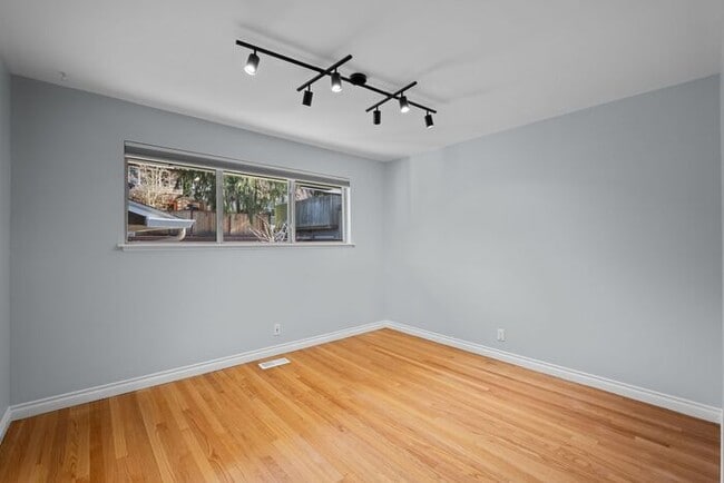 Building Photo - Elegant and Spacious Air-Conditioned Lincoln Park Rambler