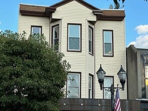 Building Photo - 588 Broadway