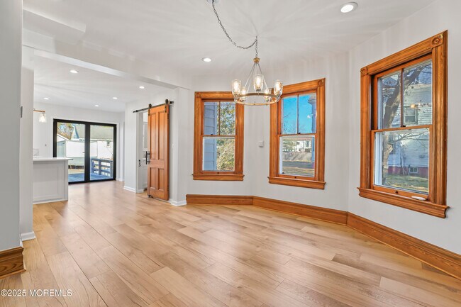 Building Photo - 555 Cedar Ave