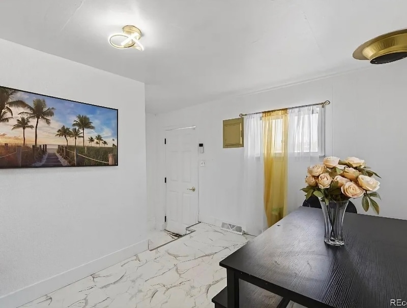 Building Photo - 307 E Oak St