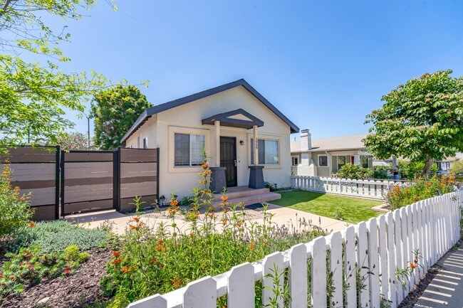 Building Photo - Beautifully updated 2 bed, 2 bath single-family home in Logan Heights