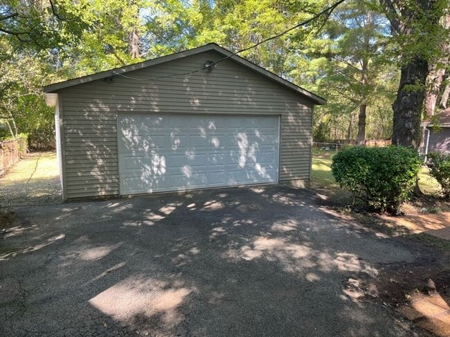 Building Photo - Lone Oak House