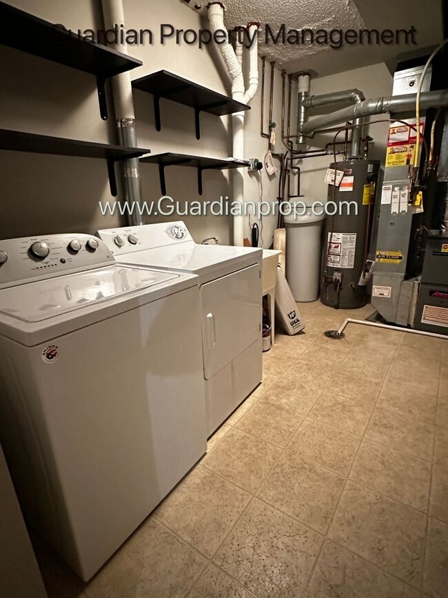 Building Photo - Maple Grove 2 Bedroom Town Home, 2 Car Gar...