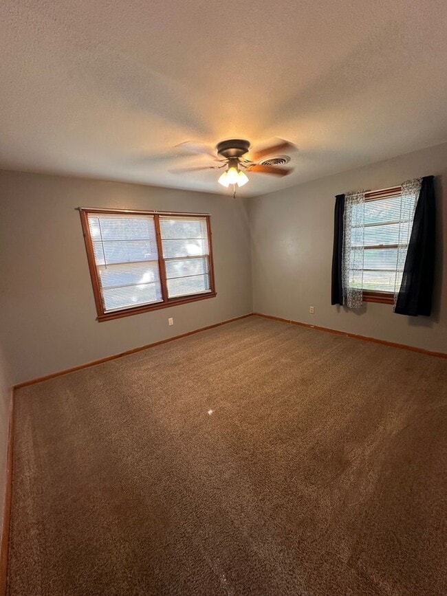 Building Photo - 2218 Rosewood Dr