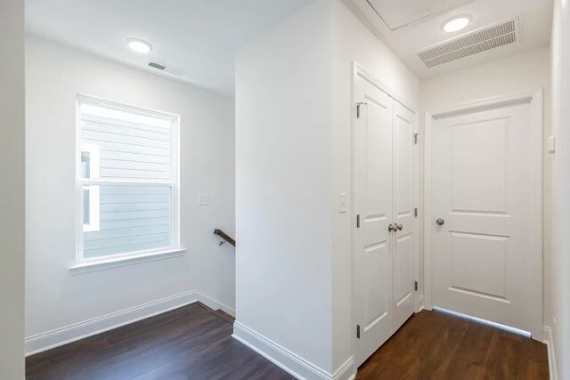 Building Photo - 5551 Stream Ln