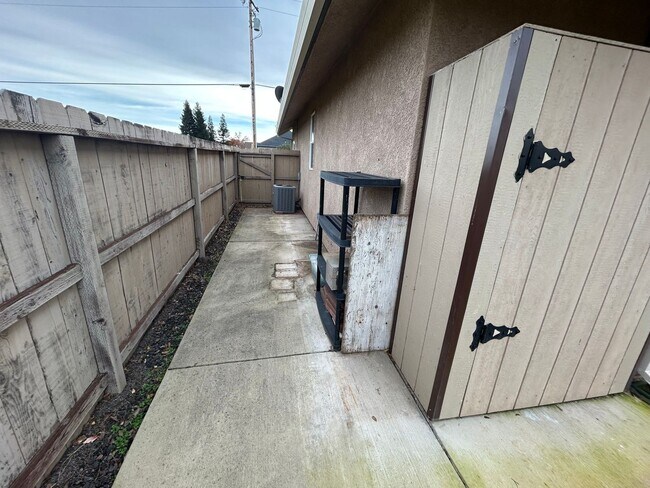 Building Photo - Comfortable 3-Bedroom Home in Gated Cottonwood Community