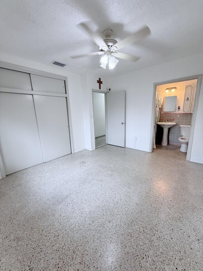 Building Photo - 957 W 67th St