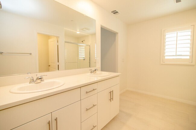 Building Photo - Brand New 3 Bed / 3 Bath Townhome In River...